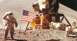 رائد فضاء أمريكي على سطح القمر (جيم ايروين، أبولو 15، 1971)