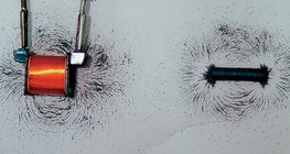 المجال المغناطيسي للفائف تجري فيها الكهرباء و مغناطيس