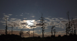 إكليل القمر مع درب التبانة و كوكب المشتري.