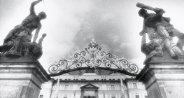 بوابات قلعة براغ المزخرفة، هرادكاني