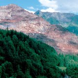 منجم حديد خام مكشوف في جبال الألب