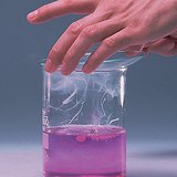 تفاعل الكالسيوم مع ماء يحوي على الفينولفتالئين