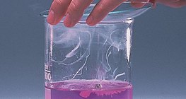 تفاعل الكالسيوم مع ماء يحوي على الفينولفتالئين