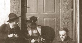 زولتان كودالي مع زوجته و بيلا بارتوك خلال رحلة جمع الأغاني الشعبية في ترانسلفانيا (1912)