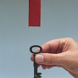 يلعب الحديد دور المغناطيس بتأثير الحقل المغناطيسي