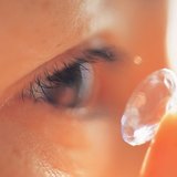 وضع العدسات اللاصقة