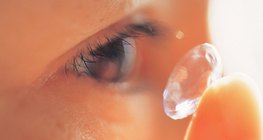 وضع العدسات اللاصقة