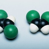 نموذج ملء الفراغ مقرون-مفروق - 1،2- لجزيئات ثنائي كلورو الإيثان