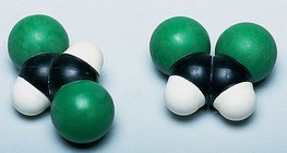 نموذج ملء الفراغ مقرون-مفروق - 1،2- لجزيئات ثنائي كلورو الإيثان