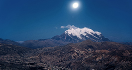 لاباز مع جبال الأنديز في ضوء القمر