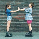 يأخذان بالحركة نتيجة للقوى المؤثرة عليهما