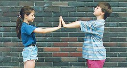 يأخذان بالحركة نتيجة للقوى المؤثرة عليهما