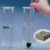 الفحم يطفو على سطح الماء بسبب هيكله المجوف.