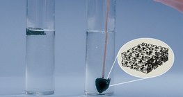 الفحم يطفو على سطح الماء بسبب هيكله المجوف.