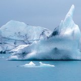 جبل جليدي ذو شكل غير منتظم