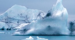 جبل جليدي ذو شكل غير منتظم