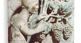 نقش بارز يظهر قطاف العنب (القرن ال12)