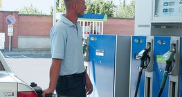 تعبئة الوقود في محطة الوقود