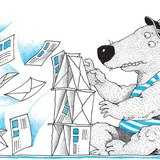 Postás Maci bocsa kártyavárat próbál építeni a levelekből