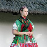Leány sárközi viseletben