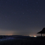 طفل يتفحص السماء المرصعة بالنجوم