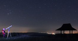 طفل يتفحص السماء المرصعة بالنجوم