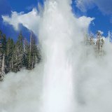 فوارة حارة أثناء فورانها.