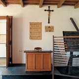 مدرسة القرية القديمة في اوبوستاسير، المجر