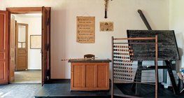 مدرسة القرية القديمة في اوبوستاسير، المجر