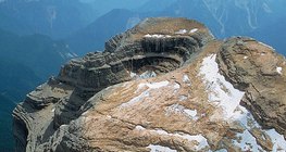 طبقات طيات صخرية