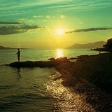 غروب الشمس عند شاطئ البحر