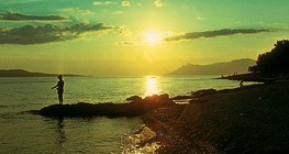 غروب الشمس عند شاطئ البحر