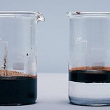 يطفو النفط على سطح الماء