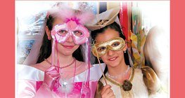 فتيات يرتدون ازياء الكرنفال