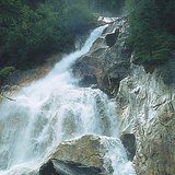 جدول مياه جبلي غزير سريع السيلان