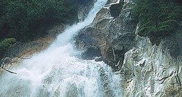 جدول مياه جبلي غزير سريع السيلان