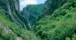 وادي على شكل حرف V