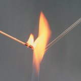 بحث قابلية إحتراق قضبان الزجاج و الخشب.