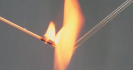 بحث قابلية إحتراق قضبان الزجاج و الخشب.