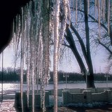 كتلة ثلجية مدلاة