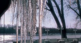 كتلة ثلجية مدلاة