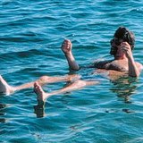 سباحة في البحر الميت