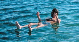 سباحة في البحر الميت