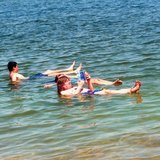 المستحمين في البحر الميت