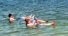 المستحمين في البحر الميت