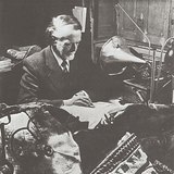 زولتان كودالي يستخدم الفونوغراف للتحقق من النوطات الموسيقية