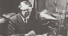 زولتان كودالي يستخدم الفونوغراف للتحقق من النوطات الموسيقية