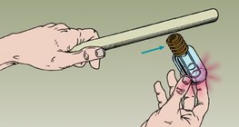 طاقة الحقل الكهربائي تنخفض عندما يومض المصباح