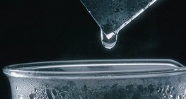 تكاثف بخار الماء على لوح بارد