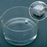 يتفاعل الإيتانول مع الصوديوم و ينطلق غاز الهيدروجين